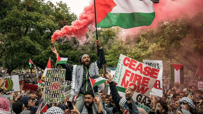 Un manifestante sostiene una bengala y una bandera palestina durante una concentración en apoyo a los palestinos en el Capitolio del Estado de Texas en Austin, Texas, el 12 de noviembre de 2023. (SUZANNE CORDEIRO/AFP vía Getty Images)