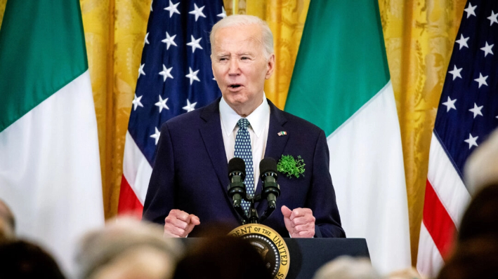El presidente Joe Biden habla durante un acto del Día de San Patricio en la Sala Este de la Casa Blanca en Washington el 17 de marzo de 2024. (Samuel Corum/Getty Images)