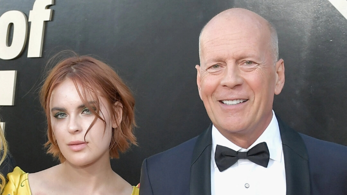 Tallulah Willis (I) y Bruce Willis asisten al Comedy Central Roast of Bruce Willis en Hollywood Palladium en Los Ángeles el 14 de julio de 2018. (Neilson Barnard/Getty Images Para Comedy Central)