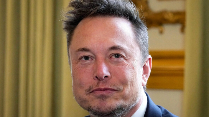 El consejero delegado de SpaceX, Twitter y el fabricante de coches eléctricos Tesla, Elon Musk, se reúne con el presidente de Francia en el palacio presidencial del Elíseo en París el 15 de mayo de 2023. (Michel Euler /POOL/AFP vía Getty Images)
