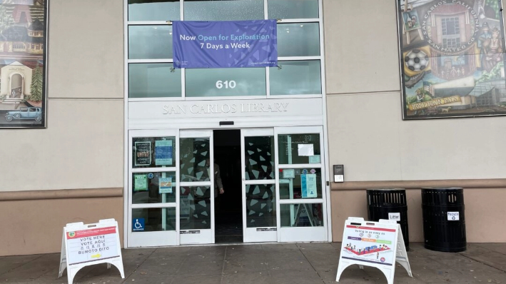 El colegio electoral de la Biblioteca de San Carlos, en el condado de San Mateo, el 5 de marzo de 2023. (June Guo/The Epoch Times)
