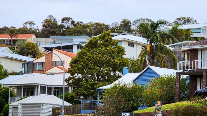 Se ve un cartel de "se vende" delante de unas casas con vistas en un barrio acomodado junto a la playa en Albany, Australia Occidental, el 2 de marzo de 2024. (Susan Mortimer/The Epoch Times)