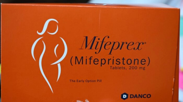 El fabricante de la píldora abortiva insta al Supremo a desestimar la impugnación legal a la Mifepristona (Mifeprex), uno de los dos fármacos utilizados en un aborto con medicamentos, se muestra en la Clínica Reproductiva de la Mujer en Santa Teresa, N.M., el 15 de junio de 2022. (Robyn Beck/AFP vía Getty Images)