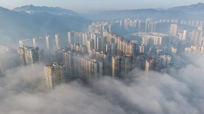 La provincia de Guizhou es una de las más endeudadas de China. La imagen muestra un grupo de edificios envueltos en la niebla matinal en la ciudad de Bijie, provincia suroccidental china de Guizhou, el 18 de noviembre de 2021. (STR/AFP vía Getty Images)
