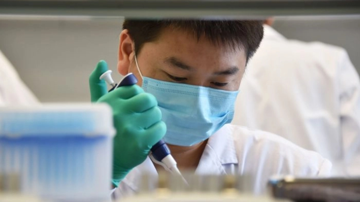 Un técnico trabaja en un laboratorio especializado en ADN en Pekín el 22 de agosto de 2018. (Greg Baker/AFP/Getty Images)