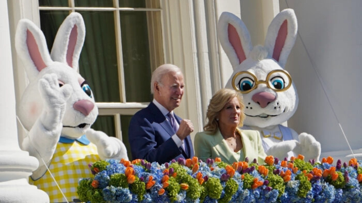 El presidente Joe Biden y la primera dama Jill Biden hablan en el Easter Egg Roll anual en la Casa Blanca en Washington el 10 de abril de 2023. (Madalina Vasiliu/The Epoch Times)