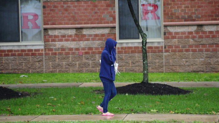 Un estudiante camina por delante del dormitorio en Rutgers Univeristy en New Brunswick, Nueva Jersey, el 1 de octubre de 2010. (Emmanuel Dunand/AFP vía Getty Images)