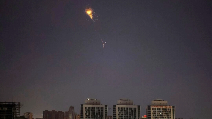 Explosión de un misil en el cielo de la ciudad durante un ataque ruso con misiles en Kiev, Ucrania, el 24 de marzo de 2024. (Gleb Garanich/Reuters)