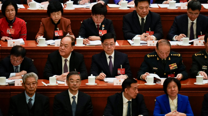 El jefe del Ejecutivo de Hong Kong, John Lee (C), asiste a la sesión inaugural de la Asamblea Popular Nacional (APN) en Pekín, China, el 5 de marzo de 2024. (Ng Han Guan/Foto AP)