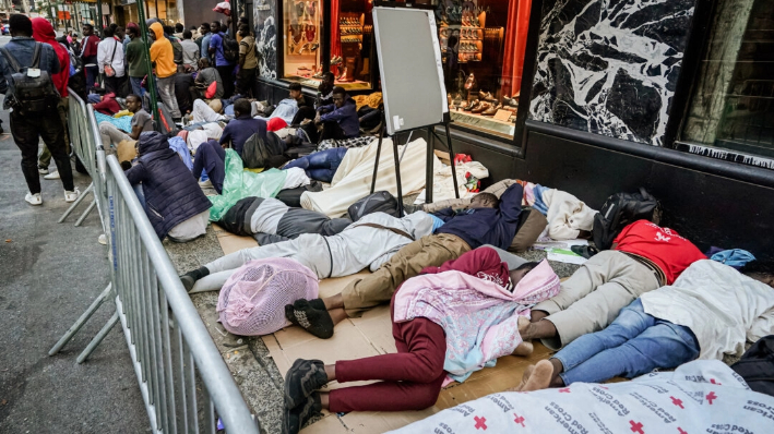 Cientos de inmigrantes ilegales duermen a la intemperie mientras esperan ser ubicados en el centro de admisión del Hotel Roosevelt en Nueva York el 1 de agosto de 2023. (Timothy A. Clary/AFP vía Getty Images)