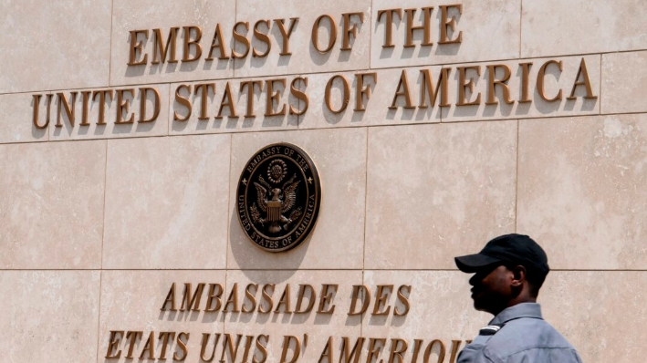 Personal de seguridad haitiano vigila el exterior de la embajada de Estados Unidos en Puerto Príncipe, capital de Haití, el 29 de abril de 2019. (CHANDAN KHANNA/AFP vía Getty Images)