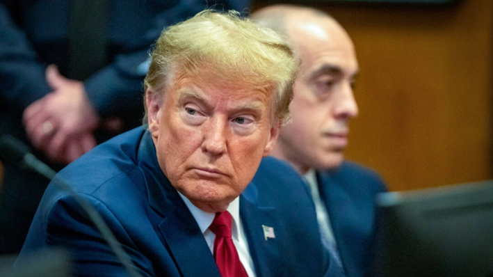 El expresidente Donald Trump asiste a una audiencia previa al juicio en el Tribunal Penal de Manhattan en Nueva York el 15 de febrero de 2024. (Steven Hirsch/Pool vía Getty Images)