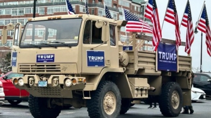 Un camión de carga táctico cubierto de carteles de apoyo al expresidente Donald Trump pasa por delante del Museo USS Constitution de Boston, el 3 de marzo de 2024. (Cortesía de Chester Tam)
