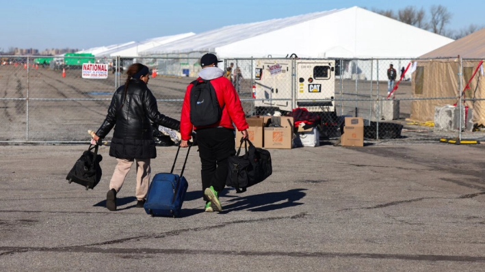 Refugios para migrantes en Floyd Bennett Field, en el distrito neoyorquino de Brooklyn, el 3 de febrero de 2024. (Charly Triballeau/AFP vía Getty Images)
