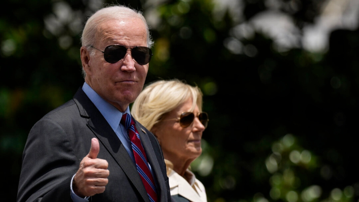 El presidente Joe Biden da un pulgar hacia arriba mientras camina con la primera dama Jill Biden hacia el Marine One en el Jardín Sur de la Casa Blanca el 14 de julio de 2023. (Drew Angerer/Getty Images)