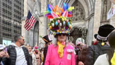 Neoyorquinos reflexionan sobre las primarias del 2 de abril al asistir al Desfile de Pascua