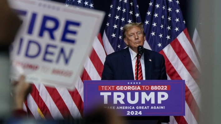 El expresidente y candidato presidencial para 2024 Donald Trump habla durante un acto de campaña en Roma, Georgia, el 9 de marzo de 2024. (Elijah Nouvelage/AFP vía Getty Images)