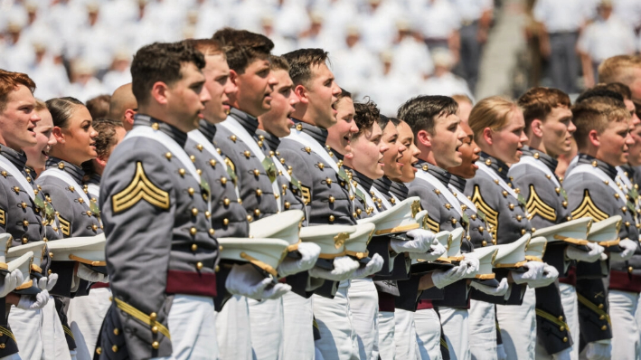 Los graduados de West Point cantan la canción del Ejército durante la ceremonia de graduación de 2022 en la Academia Militar de West Point en West Point, Nueva York, el 21 de mayo de 2022. (Michael M. Santiago/Getty Images)