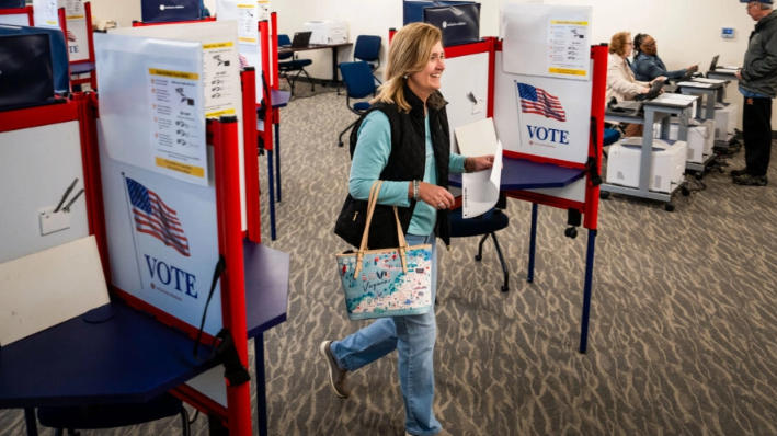 Shannon Ridgley, trabajadora del gobierno en el condado de Loudoun, deposita su voto por Trump en las primarias republicanas en Leesburg, Virginia, el 2 de marzo de 2024. (Madalina Vasiliu/Epoch Times)