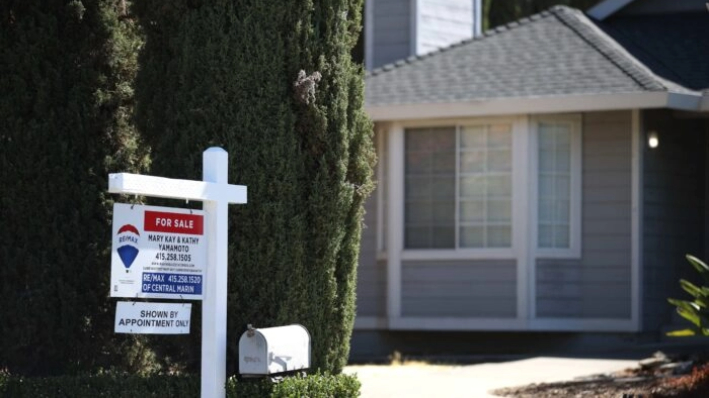 Un cartel se coloca delante de una casa en venta en San Rafael, California, el 28 de septiembre de 2021. (Justin Sullivan/Getty Images)
