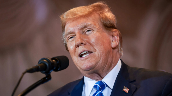 El candidato presidencial republicano y expresidente Donald Trump habla durante una fiesta de observación de la noche electoral en Mar-a-Lago en West Palm Beach, Florida, el 5 de marzo de 2024. (Win McNamee/Getty Images)