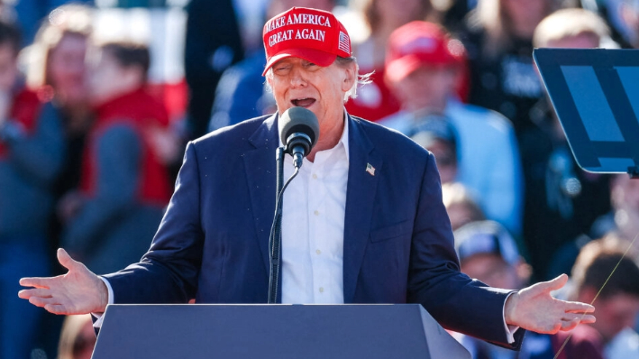 El candidato presidencial republicano y ex presidente Donald Trump habla durante un mitin de Buckeye Values PAC en Vandalia, Ohio, el 16 de marzo de 2024. (Kamil Krzaczynski/AFP vía Getty Images)