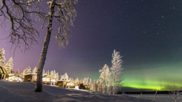Aurora boreal vista cerca del horizonte cerca del grupo de "iglús de cristal" en Ranua Resort en Finlandia. (Cortesía de Sami Takarautio vía Ranua Resort)