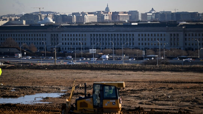 Construcción cerca del Pentágono con el Capitolio de EE.UU. (C, fondo) en Washington el 11 de enero de 2024. (Andrew Caballero-Reynolds/AFP vía Getty Images)