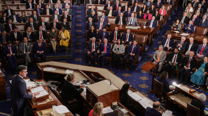 El presidente de la Cámara de Representantes Mike Johnson (R-La.) pronuncia un discurso después de que la Cámara de Representantes celebrara una elección en el Capitolio de EE.UU. el 25 de octubre de 2023. (Alex Wong/Getty Images)