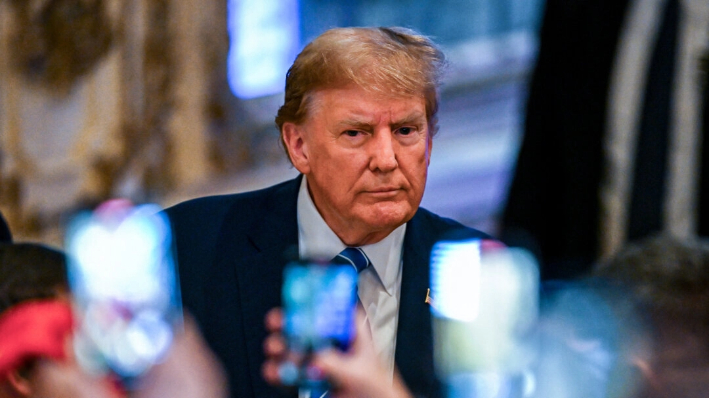 El expresidente Donald Trump asiste a una fiesta de observación de la noche electoral del Supermartes en Mar-a-Lago en Palm Beach, Florida, el 5 de marzo de 2024. (Chandan Khanna/AFP vía Getty Images)