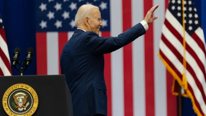 El presidente Joe Biden saluda a sus seguidores después de hablar en un evento sobre la reducción de costes para las familias estadounidenses en el Granite State YMCA Allard Center de Goffstown en Goffstown, N.H., el 11 de marzo de 2024. (Sophie Park/Getty Images)