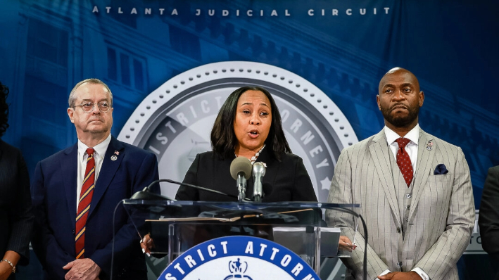 La fiscal del condado de Fulton, Fani Willis, habla durante una rueda de prensa en el edificio del gobierno del condado de Fulton en Atlanta el 14 de agosto de 2023. (Joe Raedle/Getty Images)