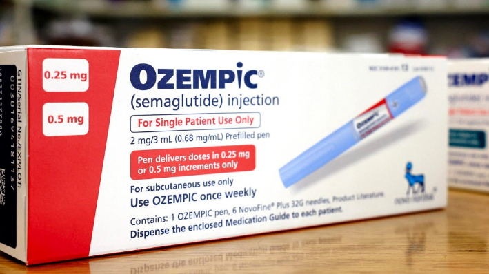 Cajas del medicamento para la diabetes Ozempic descansan sobre el mostrador de una farmacia en Los Ángeles el 17 de abril de 2023. (Mario Tama/Getty Images)