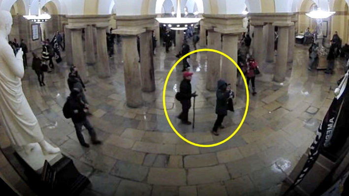 Una imagen del vídeo de vigilancia muestra, según las autoridades, a Thomas y Daphne Kasperek en el interior del Capitolio de EE.UU. en Washington el 6 de enero de 2021. (Departamento de Justicia de EE.UU. vía The Epoch Times)