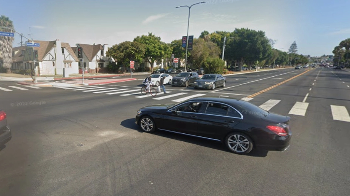 La intersección de Crenshaw Boulevard y West 39th Street en el sur de Los Ángeles en agosto de 2022. (Google Maps/Screenshot via California Insider)
