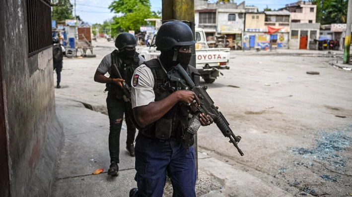 Agentes de policía patrullan un barrio en medio de la violencia relacionada con las bandas en el centro de Puerto Príncipe el 25 de abril de 2023. (Richard Pierrin/AFP vía Getty Images)
