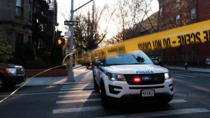 La policía de la ciudad de Nueva York llega al lugar de un tiroteo el 13 de abril de 2023 en el barrio Bedford-Stuyvesant del distrito de Brooklyn NYC. (Spencer Platt/Getty Images)