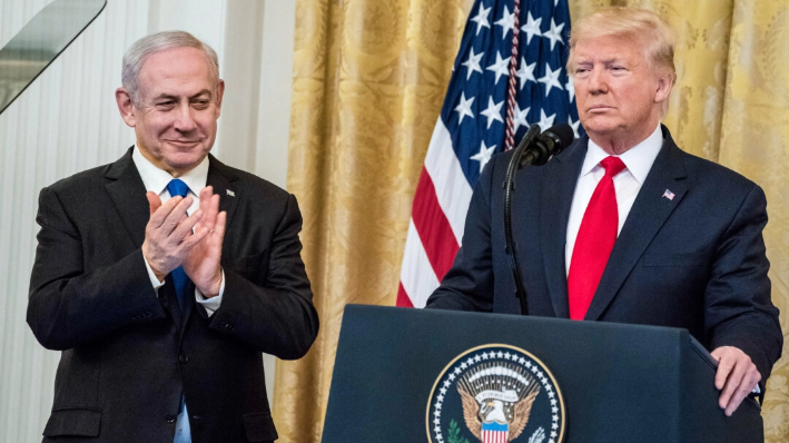 El presidente Donald Trump y el primer ministro israelí Benjamin Netanyahu participan en una declaración conjunta en la Sala Este de la Casa Blanca el 28 de enero de 2020. (Sarah Silbiger/Getty Images)