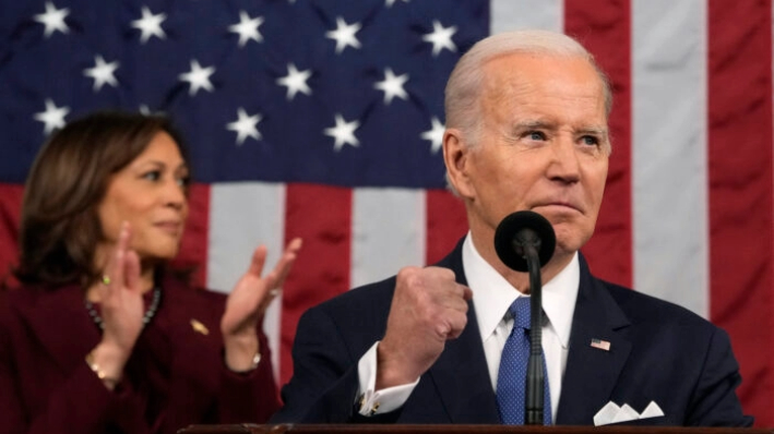 La vicepresidenta Kamala Harris aplaude mientras el presidente Joe Biden pronuncia el discurso sobre el Estado de la Unión en la Cámara de Representantes del Capitolio de EE.UU. en Washington, el 7 de febrero de 2023. (Jacquelyn Martin/POOL/AFP vía Getty Images)
