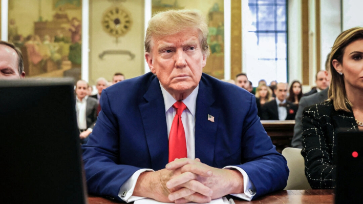 El ex presidente Donald Trump se sienta en el Tribunal Supremo del Estado de Nueva York durante el juicio por fraude civil contra la Organización Trump, en la ciudad de Nueva York el 11 de enero de 2024. (Peter Foley/AFP vía Getty Images)