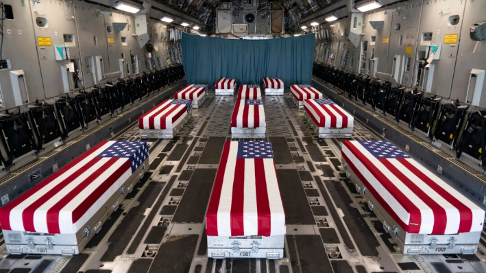 Cajas de transferencia envueltas en banderas se alinean en el interior de un C-17 Globemaster II el 29 de agosto de 2021, antes de una transferencia digna en la Base Dover de la Fuerza Aérea, Del. Los miembros del servicio caídos murieron mientras apoyaban operaciones no de combate en Kabul. (Foto de la Fuerza Aérea de EE.UU. por Jason Minto)