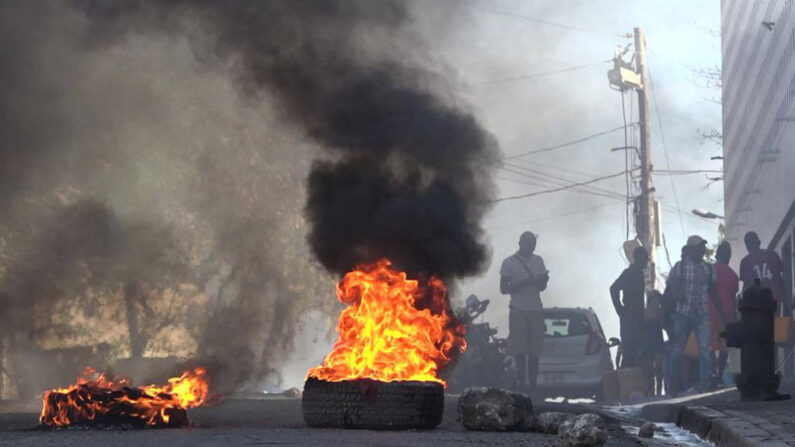 Esta captura de pantalla tomada de AFPTV muestra neumáticos en llamas cerca de la prisión principal de Puerto Príncipe, Haití, el 3 de marzo de 2024, después de una fuga de varios miles de reclusos. (Luckenson Jean/AFPTV/AFP vía Getty Images)