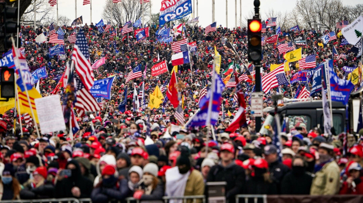 Masivas multitudes se reúnen mientras el entonces presidente Donald Trump habla a sus partidarios desde The Ellipse, cerca de la Casa Blanca, el 6 de enero de 2021. (Mandel Ngan/AFP vía Getty Images)