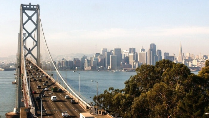 El tramo occidental del Puente de la Bahía de San Francisco y el horizonte de San Francisco en una fotografía de archivo. (Justin Sullivan/Getty Images)
