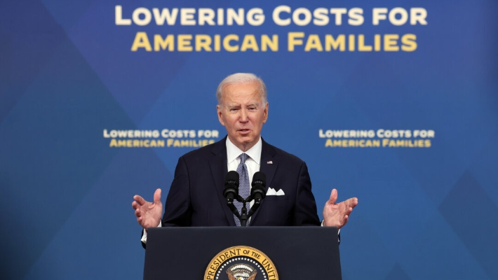 El presidente Joe Biden habla sobre la economía y la inflación en el Eisenhower Executive Office Building de Washington el 12 de enero de 2023. (Kevin Dietsch/ Getty Images)