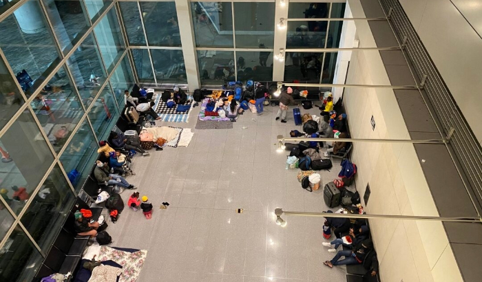 Al menos 100 inmigrantes ilegales se refugian en un ala pública del aeropuerto Logan de Boston. (Alice Giordano/The Epoch Times)
