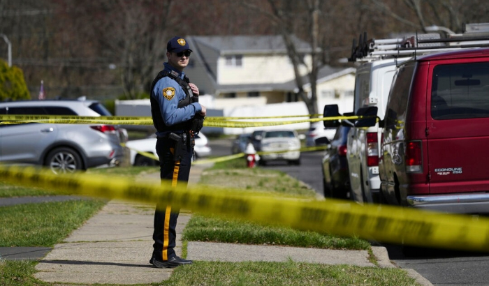 La policía responde a un vecindario después de un tiroteo en Levittown, Pensilvania, el 16 de marzo de 2024. (Matt Rourke/Foto AP)
