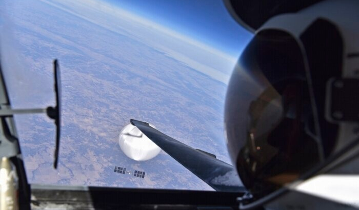 Un piloto de la Fuerza Aérea de EE. UU. miró hacia el presunto globo de vigilancia chino mientras flotaba sobre el centro continental de los Estados Unidos el 3 de febrero de 2023. Los esfuerzos de recuperación comenzaron poco después de que el globo fuera derribado. (Foto cortesía del Departamento de Defensa vía Getty Images)
