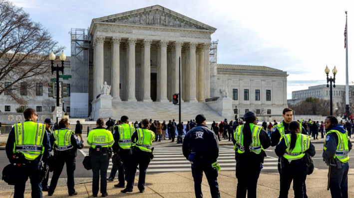 Agentes de policía frente al Tribunal Supremo en Washington el 8 de febrero de 2024. (Julia Nikhinson/Getty Images)