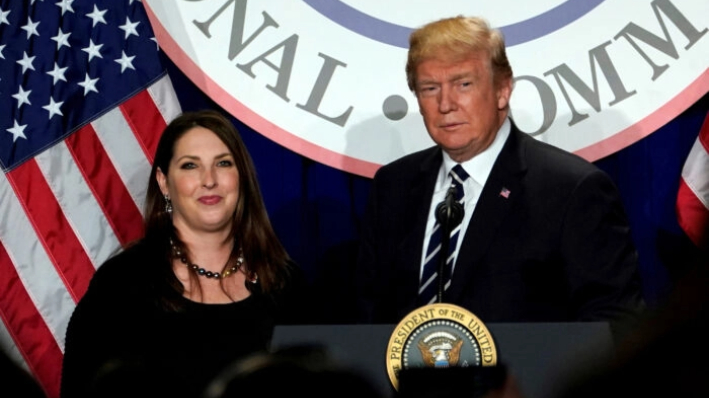 El entonces presidente Donald Trump es presentado por la entonces presidenta del RNC, Ronna McDaniel, en la reunión de invierno del Comité Nacional Republicano en el Washington Hilton de Washington el 1 de febrero de 2018. (Yuri Gripas/Reuters)